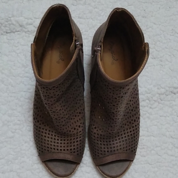 Brown heels! - Picture 4 of 4